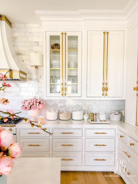 how to decorate for spring using faux florals Dreamy Kitchens, Amazing Kitchens, White And Gold Decor, Kitchen Simple, Kitchen Organization Ideas, Lazy Susans, Fabulous Kitchens, White Kitchen Design, Gold Kitchen