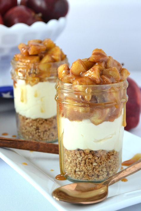 Cheesecake Cups Recipe, Apple Pie Cheesecake, Trifle Dessert Recipes, Pumpkin Pie Ice Cream, Mason Jar Desserts, Dessert Cups Recipes, Cheesecake Parfaits, Mini Dessert Cups, Parfait Desserts