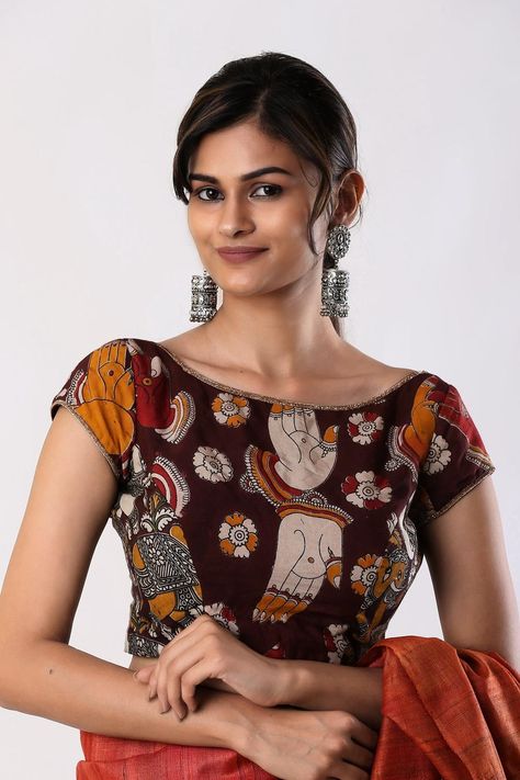 Brown kalamkari printed semi crepe boatneck blouse #blouse #saree #houseofblouse #desi #indianwear #bollywood #style #brown #mustard #kalamkari #printed #semi #crepe #gold #shimmer #edging #boatneck #capsleeves Readymade Blouse Online Shopping, Boatneck Blouse, Designer Blouses Online, Fashionable Saree, House Of Blouse, Kalamkari Blouse, Buy Blouse, Blouse Necklines, Saree Hairstyles