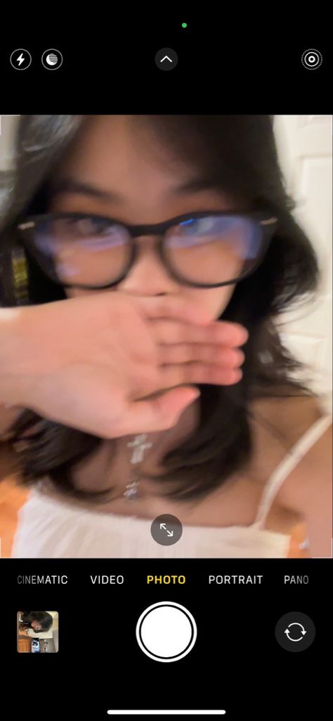 camera screenshot (insta @1004_stephie) Glasses Selfie, Big Glasses, Camera Selfie, Anime