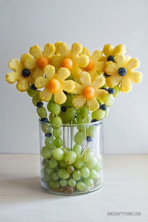 Kindertraktaties: Fruitige bloemen Flower Shaped Food, Tropisk Fest, Fruit Bouquet, Deco Fruit, Fruits Decoration, Decorações Com Comidas, Fruit Displays, Fruit Kabobs, Fruit Arrangements