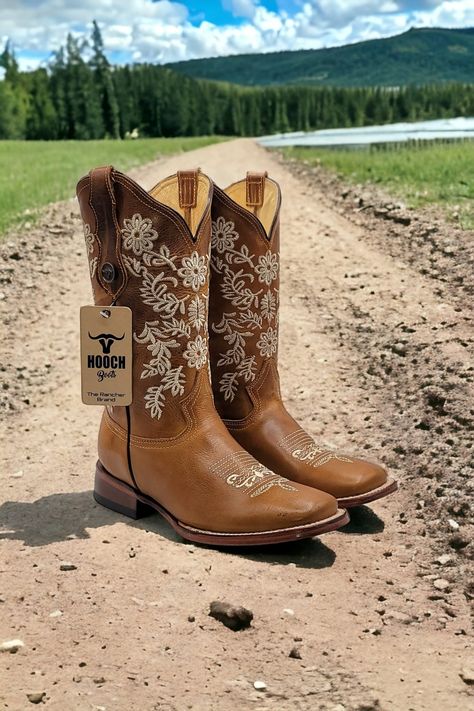 Volcano boots made with real leather, in the color honey/miel Come embroidered with a gorgeous design! Square Toe Leather Boots, Cute Cowgirl Boots, Womens Cowgirl Boots, Bota Country, Western Shoes, Cute Country Outfits, Wedding Boots, Looks Country, Boots Square Toe