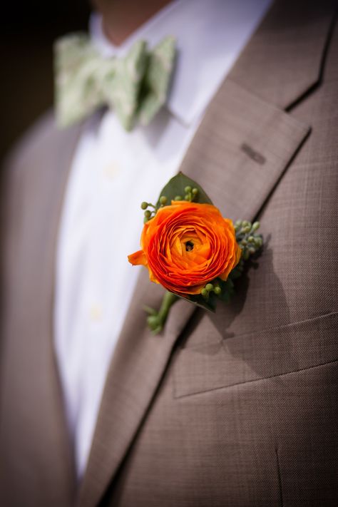 Boutonniere Simple, Wedding Groom Boutonniere, Flowers With Eucalyptus, Boutonniere Boho, Ranunculus Centerpiece, Fall Boutonniere, Boho Boutonniere, Ranunculus Wedding Bouquet, Simple Boutonniere