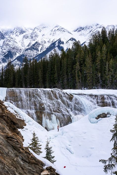 Are you dreaming of going somewhere that reminds you of a town out of a Christmas movie? Banff in Winter is magical and there are loads of fun Winter adventures to do! Banff In Winter, Banff Canada Winter, Banff Winter, Digital Mood Board, Things To Do In Banff, Hiking And Camping, Winter Hiking, Winter Adventure, Free Activities