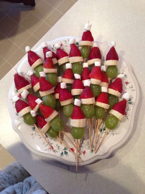 Grinch Christmas Decor, Decorações Com Comidas, Christmas Recipes Appetizers, Party Food Platters, Christmas Food Dinner, Easy Food Art, Christmas Brunch, Xmas Food, Santa Hats