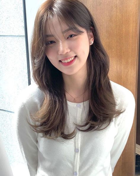 Medium Layered Haircuts Korean, Korean Bangs And Layers, Air Bangs Long Hair, Korean Hair Layers Medium, Korean Bangs For Oval Face, Korean Mid Length Hair With Bangs, Korean Long Layered Haircut With Bangs, Korean Layered Haircut With Bangs, Long Layered Haircuts With Bangs Fringes