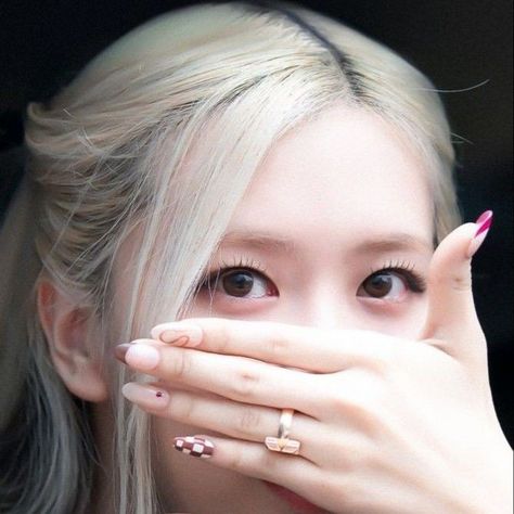 Rosé Crying, Idol Nails, Bp Rosé, Rose And Rosie, Aesthetic Roses, Park Rosé, Rose Nails, Rose Park, Rose Icon