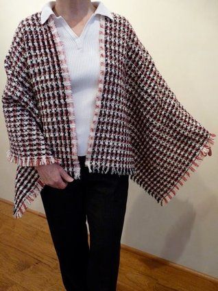 Easy One-Seam Boucle Fabric Shawl: 5 Steps Fleece Jacket Pattern, Poncho Ideas, Kimono Sewing, Kimono Sewing Pattern, Diy Shawl, Fleece Projects, Contrast Pattern, Quilted Clothing, Diy Apron