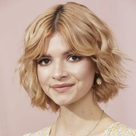 Short Hair Cuts For Round Faces, Short Bobs With Bangs, Bangs For Round Face, Chin Length Hair, Short Layered Haircuts, How To Style Bangs, Short Wavy Hair, Curly Hair With Bangs, Shag Haircut