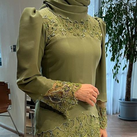 Kurung Moden Design Lace, Baju Kurung Fashion Modern, Baju Kurung Moden Style, Kebaya Lace, Kurung Modern, Nikah Outfit, Kebaya Modern Dress, Rhinestone Fabric, Baju Kurung Moden