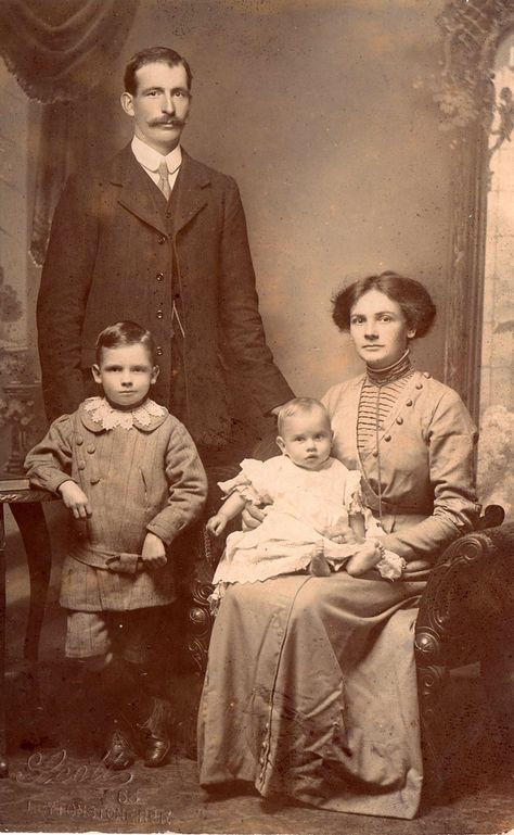 Edwardian Family. Google Old Fashioned Family Portraits, 1910s Family Portrait, 1900s Family Portrait, Edwardian Family Portrait, Victorian Family Photos, 1920s Family Portrait, Edwardian Portraits, Victorian Family Portrait, Old Family Portraits