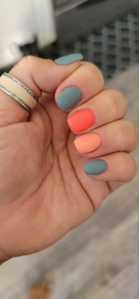 Two Color Manicure Ideas, Nail Ideas For End Of Summer, Summer To Fall Manicure, Short Nail Summer Colors, Nails Summer To Fall, Sns Dipping Powder Nails With Design, Last Days Of Summer Nails, Short Different Color Nails, Simple September Nails Short