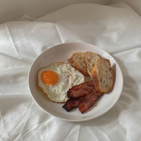 Campus Diaries, Bacon Bread, Bacon Eggs Breakfast, Breakfast Aesthetic, Breakfast Eggs, Bread Food, Bacon Breakfast, Egg Toast, Food Projects