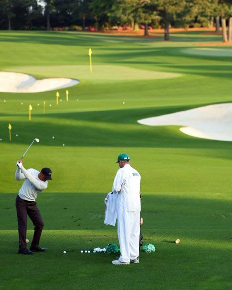 Tiger Wood practicing at Augusta National before the Masters. Masters Aesthetic, The Masters, Golfing Aesthetic, Golf Style Men, Yacht Outfit, Country Club Aesthetic, Golf Course Photography, Augusta Golf, Augusta National Golf Club