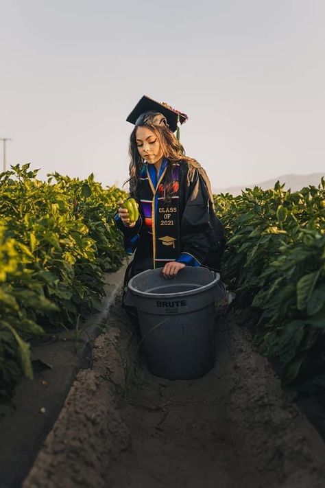 Latina Graduation Pictures, Graduation Cap Decoration Diy, Graduation Picture Poses, Grad Photoshoot, Graduation Cap Designs, Graduation Cap Decoration, Cap Decorations, Graduation Photoshoot, Cap Designs