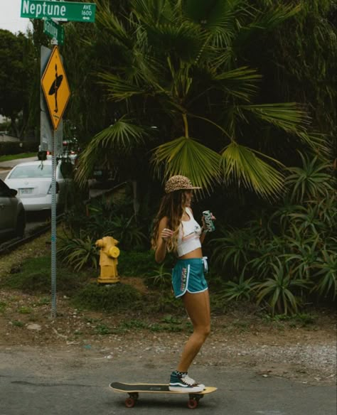 Skater Girl Vibes, Granola Vibes, Mermaid Shoot, Surfer Outfit, Surfer Girl Outfits, Surfer Girl Aesthetic, Skater Girl Aesthetic, Surfergirl Style, Surfer Aesthetic