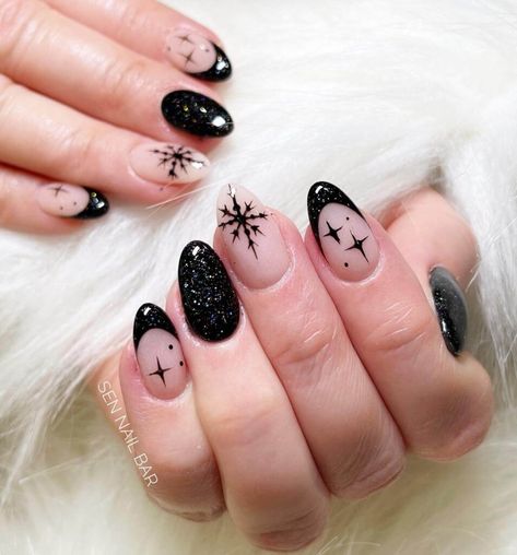 31 Cute Christmas Nail Designs - Ak Pal Kitchen Short Goth Christmas Nails, Winter Witch Nails, Grunge Winter Nails, Black Christmas Nail Designs Holidays, Witchy Winter Nails, Alt Christmas Nails, Black And Gold Christmas Nails, Cute Dark Nails, Christmas Nail Colours