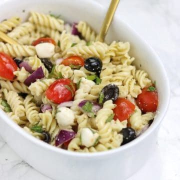 Easy Italian Pasta Salad Recipe - Recipe Vibes Macronie Salad Recipe Easy, Macronie Salad Easy, Macronie Recipe, Creamy Italian Pasta Salad, Easy Italian Pasta, Homemade Pasta Salad, Easy Italian Pasta Salad, Pasta Fresh, Italian Pasta Salad