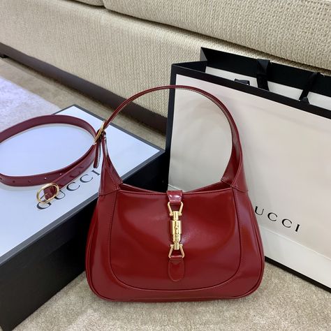 Description GG Jackie 1961 Small Shoulder Bag Red For Women 10.8in/27.4cm GG ‎636709 10O0G 6638 Rep 1:1 Size: 27.4 x 19 x 4.1 cm / 10.8″W x 7.5″H x 1.6″D (Length x height x width) The reintroduction of the Jackie bag for Fall Winter 2020 presents a new take on a historical GG icon. Brought back to the forefront, the recognizable shape is presented in red leather and enhanced with an additional, detachable shoulder strap. Attached to the bag with a buckle closure, the second strap adds a contempo Gucci Jackie Red, Jackie Bag Gucci, Gucci Red Bag, Red Luxury Bag, Patrizia Gucci, Jackie 1961 Small Shoulder Bag, Red Evening Bag, Gucci Jackie 1961, Red Shoulder Bag