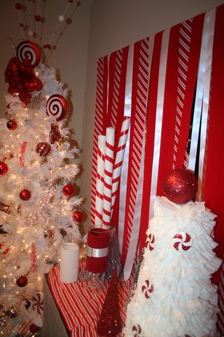 Big peppermint sticks out of wrapping paper tube! With the big styrofoam peppermints, these would be cute on the porch. Thanksgiving Games For Kids, Halloween Party Appetizers, Food Recipes Easy, Thanksgiving Appetizer Recipes, Ribbon Wall, Free Games For Kids, Thanksgiving Math, Spooky Halloween Party, Printable Thanksgiving