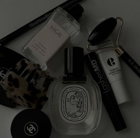 Nail Care Aesthetic, Dark Minimalist, Verso Skincare, Jenny Humphrey, Nate Archibald, Dark Feeds, Black Skin Care, Black Cosmetics, Care Aesthetic