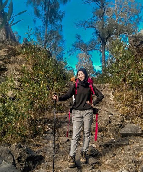 Ootd Hiking Hijab, Outfit Mendaki, Modest Hiking Outfit, Hiking Ootd, Outfit Camping, Adventure Photoshoot, Trekking Outfit, Casual Sporty Outfits, Hiking Photography