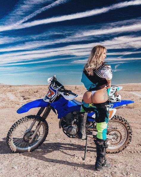 Dirt Bike Photoshoot Women, Dirt Bike Women, Dirtbike Photo Shoot, Motocross Photoshoot, Dirt Bike Photoshoot, Motorcross Girl, Women Dirt Bike, Women Motocross, Motocross Couple