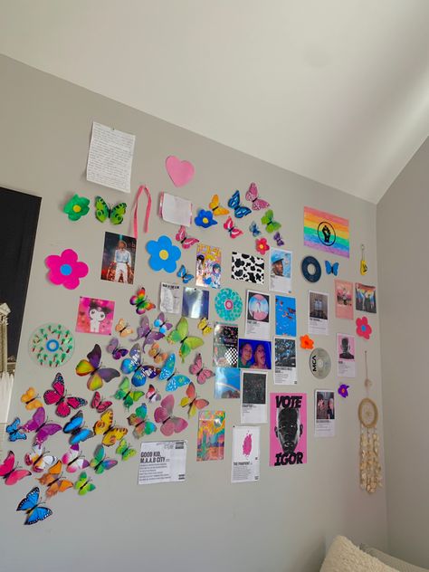 Aesthetic indie room photo wall indie y2k room grunge Room Ideas Indie, Wall Decor Y2k, Y2k Wall Decor, Indie Wall Art, Room Photo Wall, Indie Room Inspo, Vinyl Record Art Ideas, Indie Aesthetic Room, Room Grunge