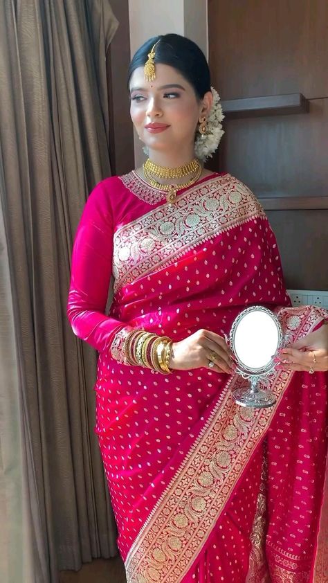 Banarasi Saree For Bride, Banarasi Saree Styling, Banarasi Saree Blouse Design, Banarasi Saree Look For Wedding, Banarasi Silk Saree Bridal, Engagement Saree Look, Mehndi Saree, Saree For Engagement, Plain Blouse Designs