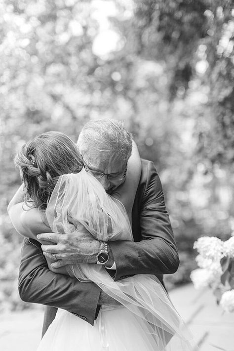 Father Daughter First Look, Father Daughter Wedding, Father Daughter Photos, Father Daughter Photography, Wedding Shot List, Family Wedding Photos, Foto Wedding, Indian Bridal Photos, Bride Pictures