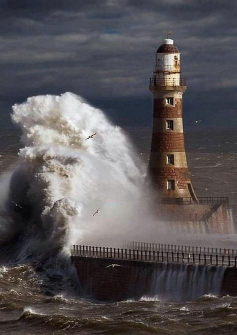 Lighthouse Pictures, Beautiful Lighthouse, Waves Crashing, Guiding Light, Beacon Of Light, Light Houses, Sunderland, Ocean Waves, Beautiful World