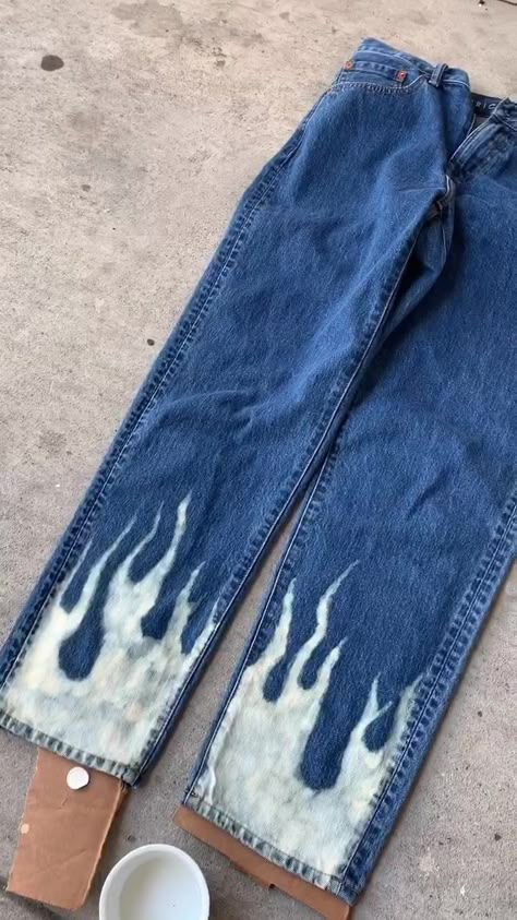 Pants With Bleach Design, Bleached Trousers Diy, Men Painted Jeans, Jeans Art Ideas, Bleach Jeans Design, Painting Shirts Ideas, Bleached Pants Design, Bleached Jeans Design, Bleaching Jeans