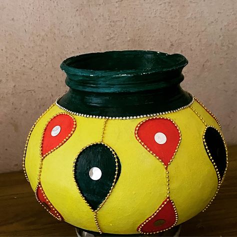 Matka Painting Designs Easy, Pots Design Ideas Paint, Matka Decoration Pots, Matki Decoration Ideas For Janmashtami, Kalash Painting, Matki Painting Ideas, Matki Decoration Ideas, Matka Decoration, Matka Painting