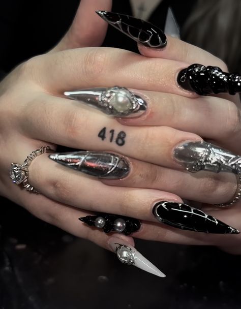 Nail Inspo Stilleto, Gothic Chrome Nails, Chrome And Black Nails, Black Nails With Pearls, Black Nails Chrome, Design Black Nails, Black Pearl Nails, Black French Tip Nails Chrome Hearts, Silver Chrome Nails With Cross