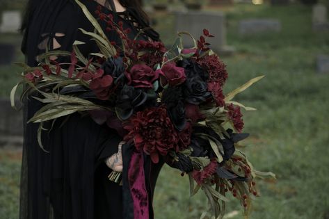 This Extra Large Statement MIDNIGHT REVERIE bouquet (one of my all-time favorites) is made up of black roses and deep burgundy red roses and dark olive green weeping willow branches. . Approximate width: 33-inches . Check out our other creations on our Etsy Shop: https://weddingbouquetsaz.etsy.com or our website- http://Bouquets.Wedding for more styles and selections of pre-made bouquets and boutonnieres. We take orders for custom creations! or http://GothicWeddingBouquets.com . Contact us... Goth Wedding Dress, Contemporary Wedding Flowers, Moody Wedding Flowers, Black Wedding Flowers, Wedding Dress Red, Goth Wedding Dresses, Modern Wedding Bouquets, Unique Wedding Bouquet, Cascading Bridal Bouquets