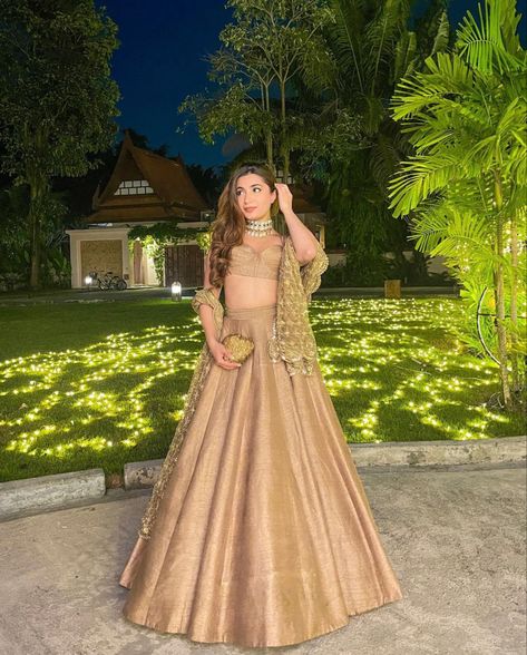 Lehenga Golden, Lehenga Simple, Indian Gold Jewellery, Golden Lehenga, Golden Barbie, Indian Gold Jewelry, Open Hair, Simple Lehenga, Trendy Outfits Indian