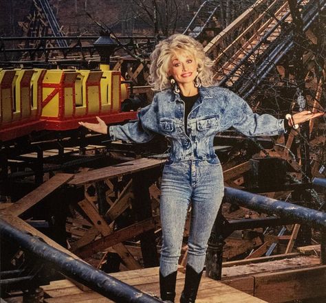 108.5k Likes, 1,684 Comments - Dolly Parton (@dollyparton) on Instagram: “Just came across this photo of me at my favorite place! What’s your favorite ride at @dollywood?” Dolly Parton Looks, 80s Country Fashion Women, Dolly Parton Costume, Dollywood Park, Classic Fashion Looks, Trash Bash, Dolly Parton Pictures, Chasing Rainbows, 90s Country