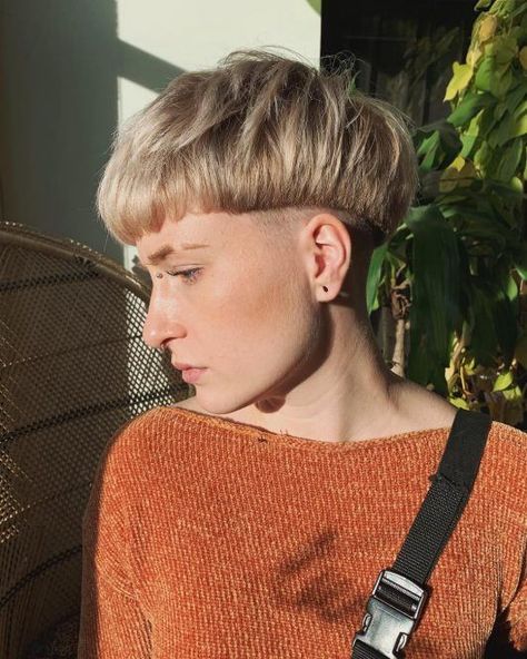 Mushroom Cut Hairstyle, Bowl Haircut Women, Mushroom Haircut, Bowl Haircuts, Mushroom Hair, Neon Hair, Bowl Cut, Grunge Hair, Hairstyles Haircuts