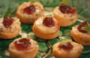 Mini Scones, Canapes Recipes, Mary Berry Recipe, Pbs Food, Cheese Scones, Cranberry Cheese, Herb Cheese, Berries Recipes, Mary Berry