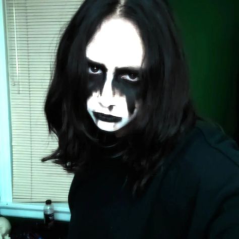 Corpse paint Real Corpse Paint, Simple Corpse Paint Makeup, Dsbm Corpse Paint, Corpse Face Paint, Metallica Makeup, Corpse Paint Aesthetic, Corpse Makeup Black Metal, Batman Eyeliner, Metal Face Paint