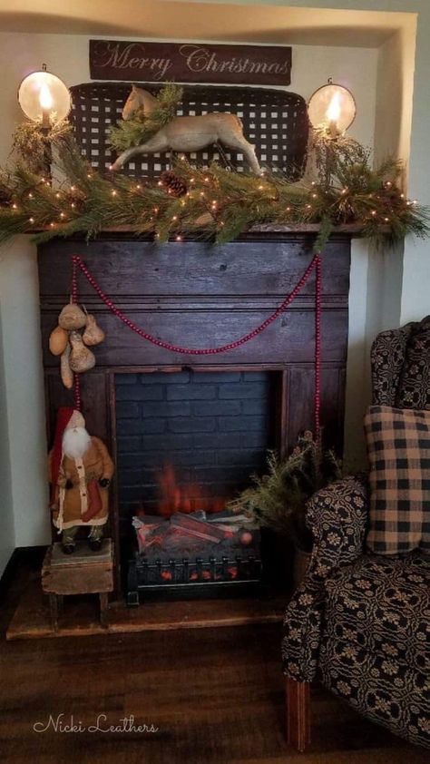 Primitive Fireplace Mantle Decor, 1860s Christmas, Fireplace Cabin, Colonial Fireplace, Primitive Fireplace, Primitive Country Christmas, Primitive Christmas Decorating, Primitive Living, Primitive Living Room