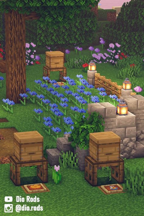 A very cute and simple flower bed for your Minecraft garden! Minecraft Building Ideas No Shaders, Minecraft Bee Nest Ideas, Minecraft Yard Ideas Design, Minecraft Small Fence Ideas, Minecraft House With Garden, Cute Beehive Minecraft, Minecraft Homestead Ideas, Garden Idea Minecraft, Minecraft Raised Garden