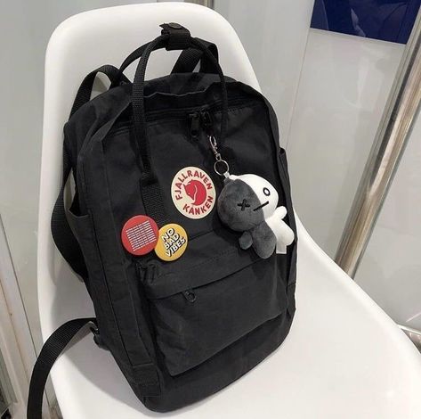 Mochila Kpop, Mochila Fjallraven Kanken, Aesthetic Backpack, Aesthetic Bags, Seni Dan Kraf, Vintage Backpacks, Bag Aesthetic, College Backpack, Korean Aesthetic