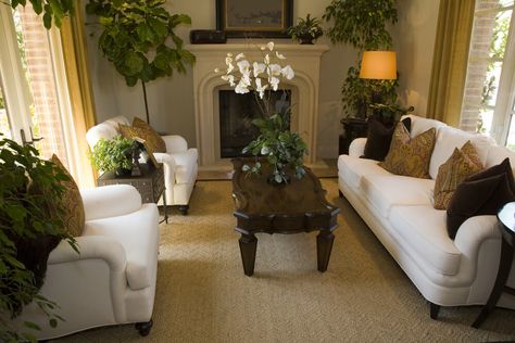 Small traditional living room with white furniture and earth tones decor. Small Traditional Living Room, Dark Wood Furniture Living Room, Dark Wood Living Room, Traditional Living Room Furniture, Wood Furniture Living Room, Dark Wood Furniture, Living Room Decor Gray, Living Room Furniture Layout, Small Living Room Design