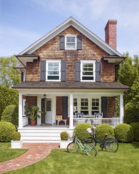 Photographed by Eric Piasecki. Published in Better Homes & Gardens. Coastal Farmhouse Exterior, Farmhouse Exterior Design, Casas Coloniales, Beach Cottage Style, Coastal Farmhouse, Farmhouse Exterior, House Goals, Style At Home, Beach Cottages