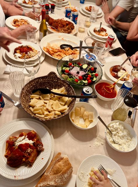 A sunday dinner with family with pasta and wine. Italian Sunday Dinner, Dinner With Family, Family Get Together, Sunday Dinner, Classic American, Family Dinner, Pasta, Wine, Quick Saves