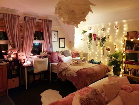 Small pink and girlie studio apartment Studio Apartment Pink Decor, Pretty Studio Apartment, Small Studio Apartment Ideas Aesthetic, Pink Studio Apartment Ideas, Pink Studio Apartment Aesthetic, Studio Apartment Women, Cozy Pink Apartment, Cozy Small Studio Apartment, Studio Apartment Ideas Pink