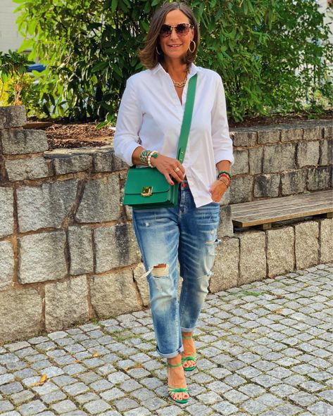 Green Purse Outfit, Green Bag Outfit, Latest Clothing Trends, Outfits Con Jeans, Dressy Casual Outfits, Green Handbag, Green Purse, Cute Fall Outfits, Casual Work Outfits