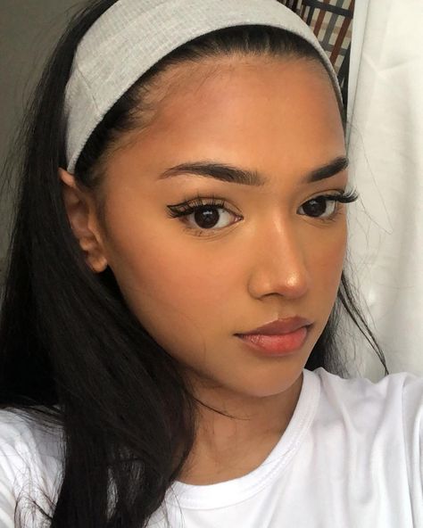 Makeup Indian Girl, Forehead Aesthetic, Perfect Forehead, Brown Girls Makeup, 21st Birthday Photoshoot, Short Hair Black, Brown Skin Makeup, Perfect Skin Care Routine, Cute Makeup Looks