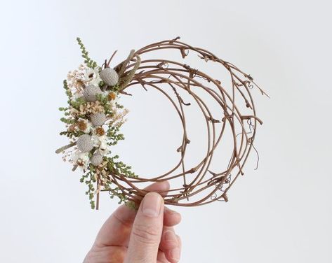 Small Dried Flower Wreath, Mini Fall Wreath, Foraged Crafts, Dry Wreath, Dried Flower Ornaments, Moon Wreaths, Vine Wreaths, Gothic Halloween Decorations, Spring Grapevine Wreath